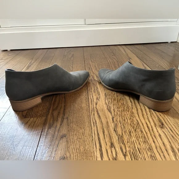 EUC 10W Wide Universal Thread Gray Vegan Suede Shootie Flat with cut out - Picture 7 of 10